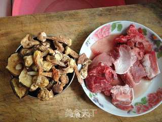 鲜甜可口的【两菌汤】的做法步骤：1