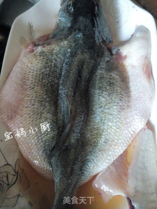 清蒸鲈鱼—私房做法的做法步骤:3