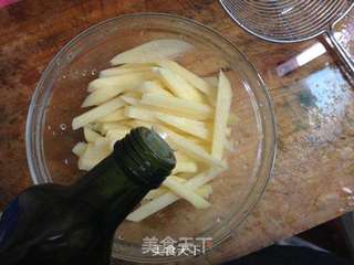 鲜香四溢的--【自制烤薯条】的做法步骤:2