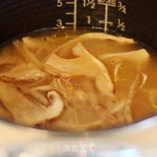 鲜美营养的焖饭-----松茸焖饭的做法步骤:8