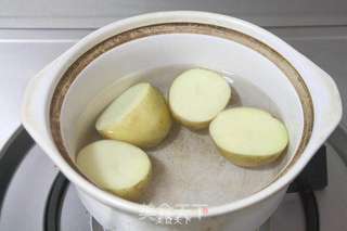 茄汁肉丸焗土豆泥的做法步骤:2