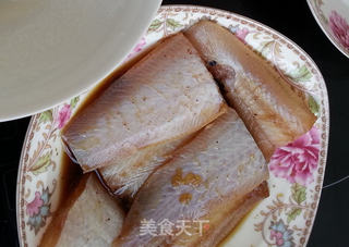 炸舌板鱼的做法步骤:2