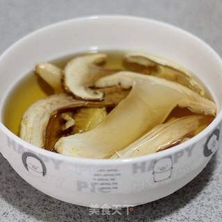 鲜美营养的焖饭-----松茸焖饭的做法步骤:2