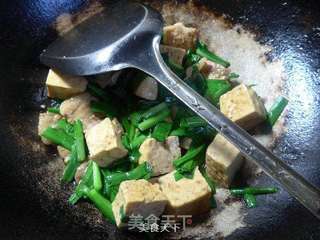 韭菜五花肉烧豆腐的做法步骤:11