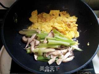 西芹平菇炒蛋的做法步骤:6