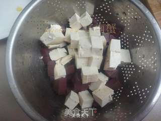 韭菜烧红白豆腐的做法步骤:2