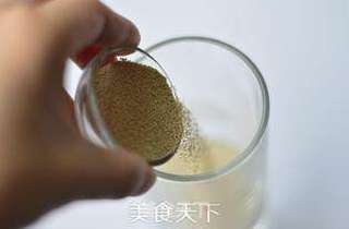 金枪鱼披萨的做法步骤:2