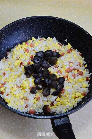 豪华版蛋炒饭—海参蛋炒饭的做法步骤:9