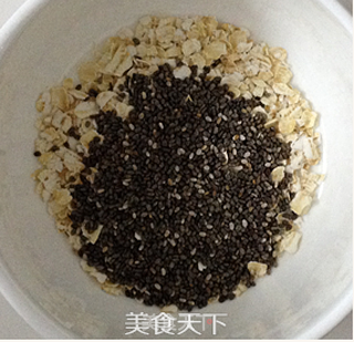 黑豆浆奇亚籽燕麦---美味又简单的早餐的做法步骤:5