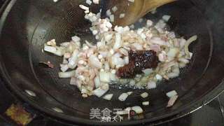 #金龙鱼稻米油#鱿鱼须酱酱炒饭的做法步骤:4