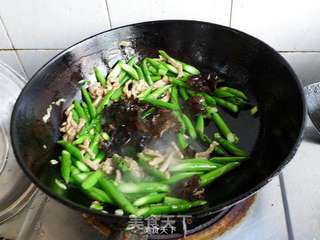 芦笋木耳炒肉的做法步骤:7