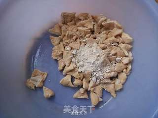 蒜香尖椒大肠的做法步骤:2