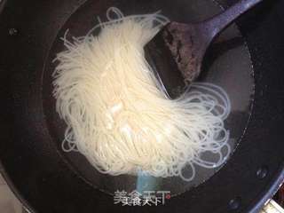 酸酸辣辣真美味-松茸螺蛳粉的做法步骤:7