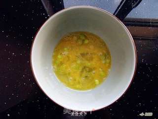 五彩蛋炒饭的做法步骤:4