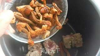 【姬松茸炖排骨】的做法步骤:4