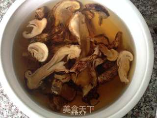 松茸龙骨汤的做法步骤:2