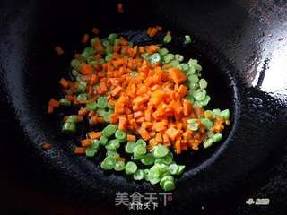 五彩蛋炒饭的做法步骤:7