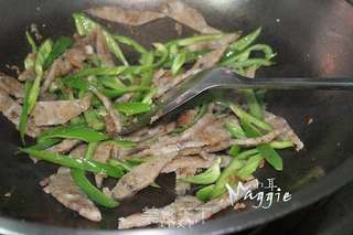 青椒炒鱼肉饼的做法步骤:8