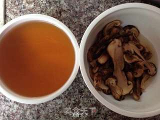 松茸龙骨汤的做法步骤:3