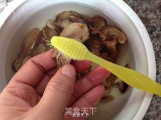 松茸龙骨汤的做法步骤:4