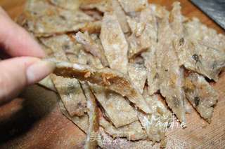 青椒炒鱼肉饼的做法步骤:5