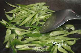 青椒炒鱼肉饼的做法步骤:6
