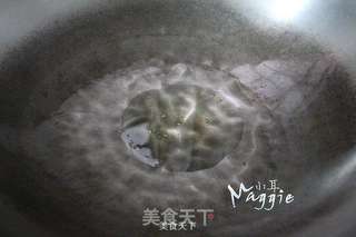 青椒炒鱼肉饼的做法步骤:2