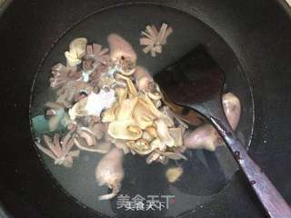 酸酸辣辣真美味-松茸螺蛳粉的做法步骤:3