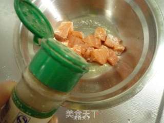 三文鱼沙拉面包丁的做法步骤:2