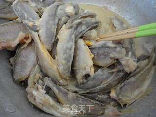 炸小黄花鱼的做法步骤:5