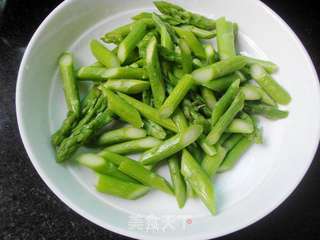 核桃拌芦笋的做法步骤:3