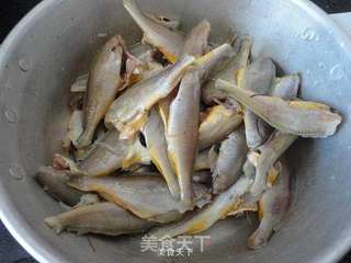 炸小黄花鱼的做法步骤:3