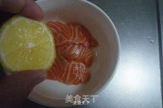 柠香三文鱼的做法步骤:2