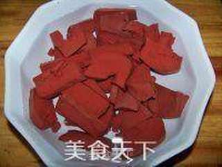 清肺黄豆烧猪红的做法步骤:2