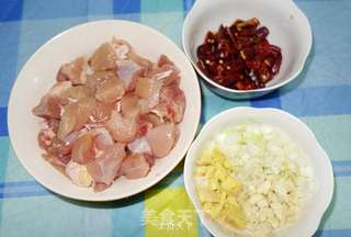 辣子鸡丁(鸡腿肉版)的做法步骤:2