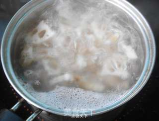 炝拌爽口藕片的做法步骤:4
