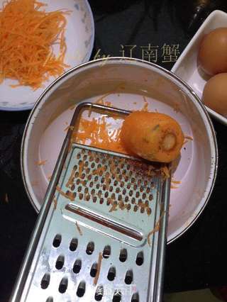 胡萝卜鸡蛋饼的做法步骤:2