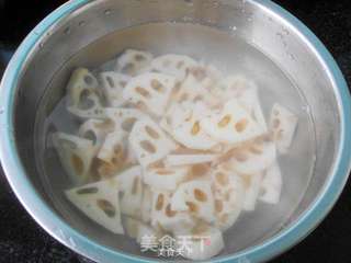炝拌爽口藕片的做法步骤:2