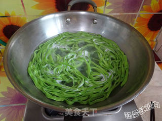 鸡蛋炸酱菠菜面的做法步骤:17