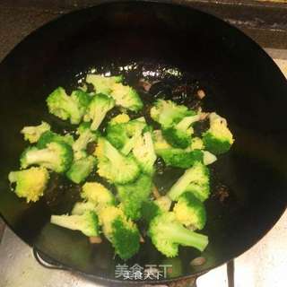 西兰花炒木耳的做法步骤:8