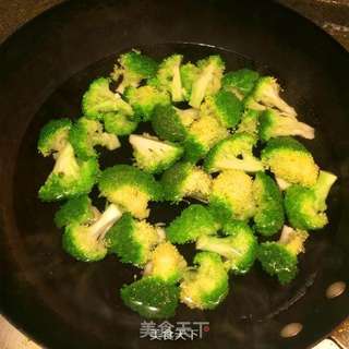 西兰花炒木耳的做法步骤:4