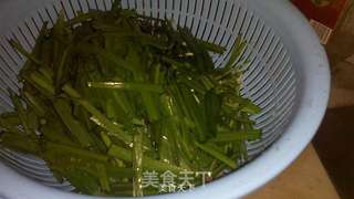 美味私房菜——韭菜鳝鱼丝的做法步骤:2