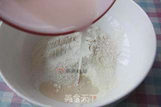 厚底鲜虾培根披萨的做法步骤:2