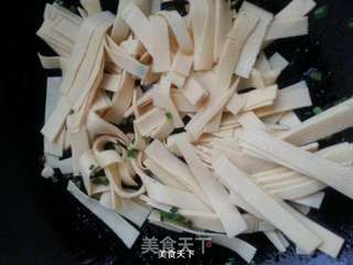 南瓜嫩茎炒豆皮的做法步骤:5