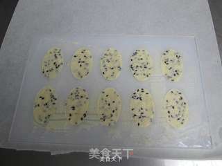 一片接一片,根本停不下来——黑芝麻蛋白薄脆饼干的做法步骤:7