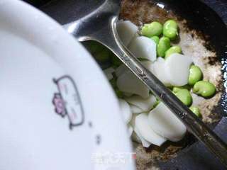 雪菜蚕豆炒年糕的做法步骤:4