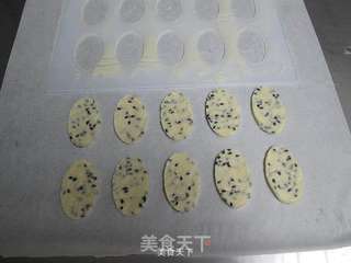 一片接一片,根本停不下来——黑芝麻蛋白薄脆饼干的做法步骤:8