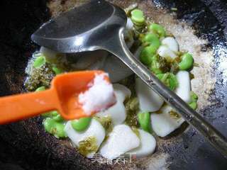雪菜蚕豆炒年糕的做法步骤:7