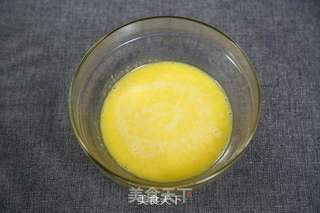 原味戚风纸杯蛋糕(烤箱做纸杯蛋糕)的做法步骤:3