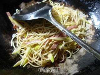 火腿雷笋炒面的做法步骤:11